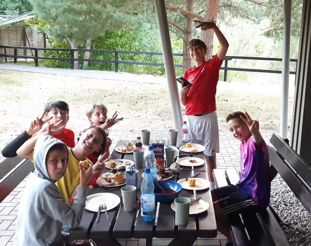 2025-08-26-D1 Trainingslager Abendessen